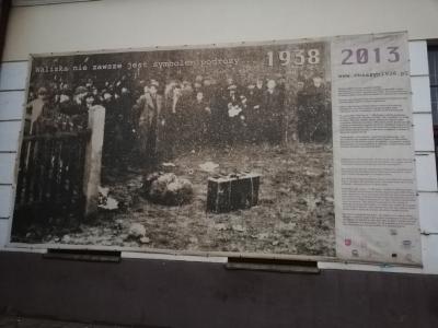 Informacja na zamkniętej dziś stacji kolejowej w Zbąszynie, przypominająca o wydarzeniach z 1938 roku - Informacja na zamkniętej dziś stacji kolejowej w Zbąszynie, przypominająca o wydarzeniach z 1938 roku. 