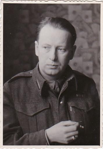 Ryszard Kiersnowski w Maczkowie w 1946 r. - Ryszard Kiersnowski (szwagier Tadeusza i korespondent wojenny w 1. Dywizji Pancernej generała Maczka) w Maczkowie w 1946 r.  