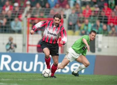 The legendary goalscorer Marek Leśniak on the ball for SG Wattenscheid 09 - A legend on the ball: Marek Leśniak, former player and striker for SG Wattenscheid 09 from 1992-1995. 
