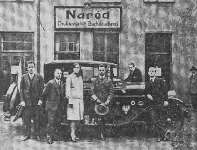 Redaktionsteam von „Naród“ - Redaktionsteam von „Naród“ auf der Bahnhofstraße in Herne, aus „Narodowiec“, Jubiläumsausgabe 1959, siehe PDF Narodowiec 1972-1959, S. 91 