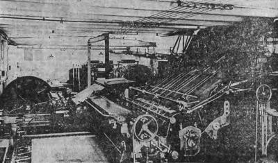 An der Druckmaschine  - An der Druckmaschine in der Druckerei von „Narodowiec“ auf der Bahnhofstraße in Herne, aus „Narodowiec“, Jubiläumsausgabe 1959, siehe PDF Narodowiec 1972-1959, S. 91 