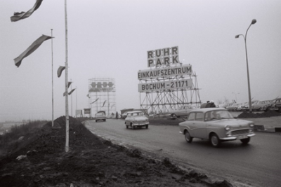Eröffnung des Ruhr-Parks in Bochum, 1964 - Der Ruhr-Park wurde 1964 in Bochum als damals zweitgrößtes Einkaufszentrum der jungen BRD am Ruhrschnellweg eröffnet. 