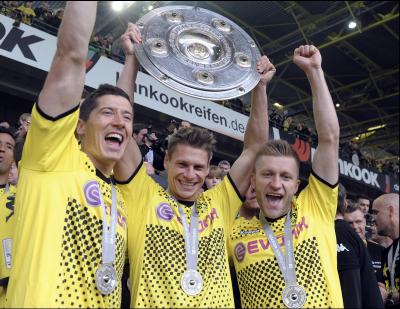 Polonia Dortmund 2012 - Robert Lewandowski, Łukasz Piszczek und Jakub Błaszczykowski von Borussia Dortmund mit der Meisterschale der Bundesliga 2012