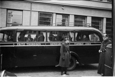 Rendsburg 29.10.1938. Autobus do transportu Żydów podstawiła firma Fritz Thrordsen. Z tyłu widoczna deportowana Paula Ring. - Autobus do transportu Żydów, Rendsburg 29.10.1938