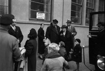 Przybycie rodziny Seelenfreund - Rendsburg 29.10.1938. Przybycie rodziny Seelenfreund. W oknach świadkowie wydalenia.