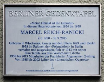 Tablica pamiątkowa upamiętniająca Marcela Reich-Ranickiego - Tablica pamiątkowa na kamienicy przy Güntzelstr. w Berlinie Wilmersdorf, upamiętniająca Marcela Reich-Ranickiego, jednego z deportowanych w ramach Polenaktion.