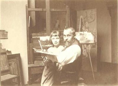 Roman Kochanowski z synem Romanem, jr - Roman Kochanowski z synem Romanem, jr w swojej pracowni w Monachium, ok. 1903, 13 x 18 cm