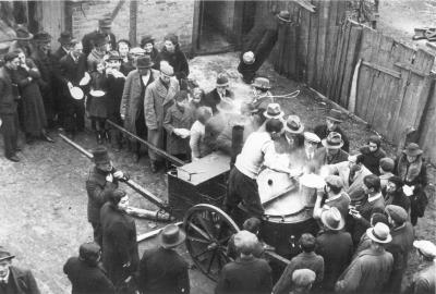 W kolejce po zupę, obóz dla uchodźców w Zbąszynie - W kolejce po zupę, obóz dla uchodźców w Zbąszynie. Listopad 1938.