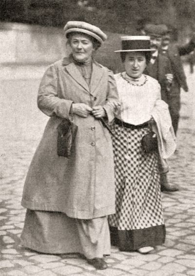 Clara Zetkin und Rosa Luxemburg, Magdeburg 1910 - Clara Zetkin (links) und Rosa Luxemburg auf dem Weg zum SPD-Kongress in Magdeburg 1910. 