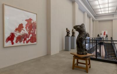 Ausstellung im Kunsthaus Dahlem: »Im Moment« - Die Ausstellung im Kunsthaus Dahlem zeigt aktuelle Bronzeskulpturen und großformatige Gouachen des Bildhauers Karol Broniatowski.