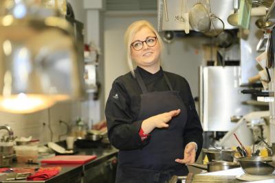 Agata Reul in the kitchen - Agata Reul sees herself as part of the team. She spares no effort in her restaurants and helps with all the work. She often stands in the kitchen herself and serves when someone on staff is absent. 