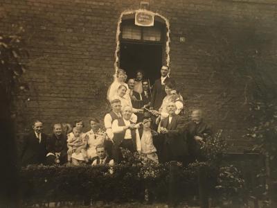 In front of the House of the Tomasz/Galewsky Family, Osterfeld in 1929 - The wedding of Helena Galewsky. The families Tomczak, Galewsky, Jankowiak and Kobuczyński in front of the house of the Tomasz/Galewsky family, Ziegelstr. 63b, Osterfeld in 1929. 