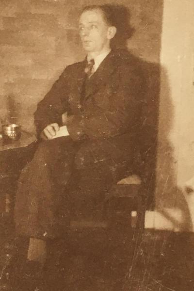Józef Tomczak w swoim mieszkaniu, lata 40. XX w. - Józef Tomczak w swoim mieszkaniu na ulicy Osterfelder Str. 147, Osterfeld, lata 40. XX w. 
