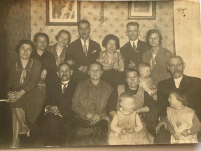 Zdjęcie rodzinne, Osterfeld, 1930 r. - Rodziny Galewsky, Vinc, Tomczak, Jankowiak, Kobuczyński i Biały w domu rodziny Tomczak/Galewsky na ul. Ziegelstr. 63b, Osterfeld, 1930 r. 