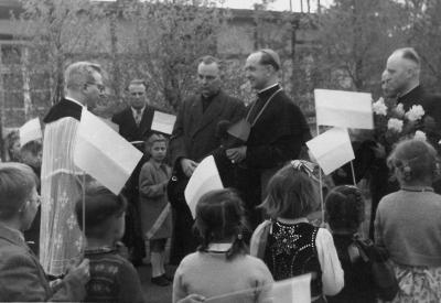 Im Lager für polnische DP's in Augustdorf - Begrüßung von Weihbischof Hengsbach, Mai 1955