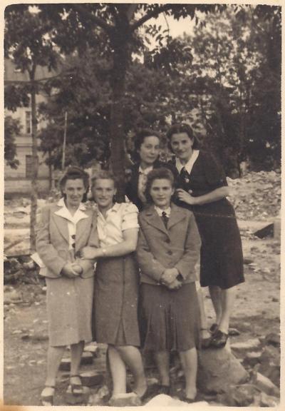 Fot. 2: Zofia Ogonowska, Przemyśl-Lwów - W drugim rzędzie od lewej: Zofia Ogonowska 