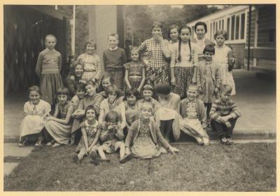 Ill. 5: Zofia Odrobna with young Polish refugees on a summer holiday (no place, no date) - Zofia Odrobna with young Polish refugees on a summer holiday (no place, no date) 