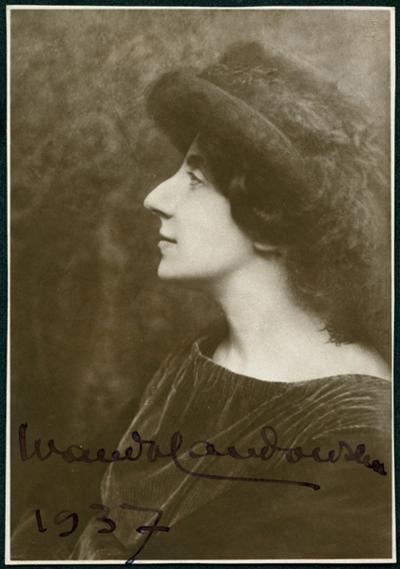 Fotografia z 1937 r. - Portret Wandy Landowskiej z jej autografem, 1937. Fotograf nieznany. 