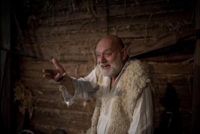 Tadeusz Galia w roli głównej sztuki „Gimpel Głupek“ - Tadeusz Galia w roli głównej sztuki „Gimpel Głupek“ Isaaca Bashevisa Singera, Teatr Polski w Kilonii, sierpień 2018 r. 