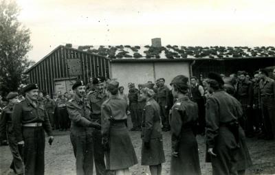 Gen. Bór-Komorowski wizytuje Maczków - Gen. Bór-Komorowski wizytuje Maczków, 1945 r.