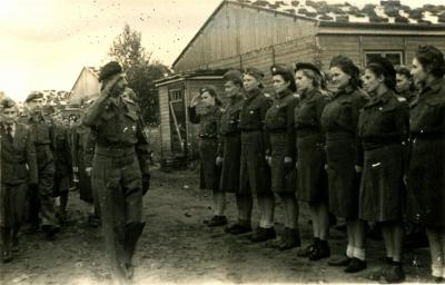 Gen. Bór-Komorowski wizytuje Maczków - Gen. Bór-Komorowski wizytuje Maczków, 1945 r.