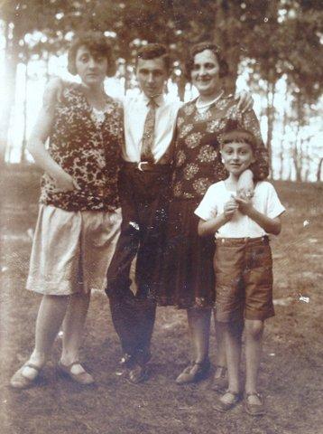 Marcel Reich z matką i rodzeństwem, Włocławek 1928 - Gerda (siostra Marcela), Olek (brat), Helene (matka) i Marcel Reich, Włocławek 1928 r.