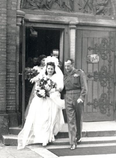 Polscy nowożeńcy przed kościołem św. Marcina w Maczkowie - Polscy nowożeńcy przed kościołem św. Marcina w Maczkowie, 1946 r.