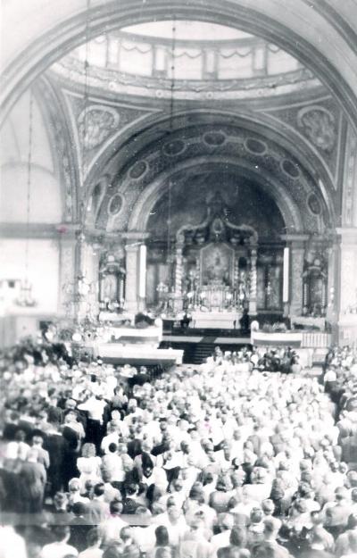 Trauungszeremonie für rund 100 polnische Brautpaare - Trauungszeremonie für rund 100 polnische Brautpaare in der Kirche St. Martin in Maczków, 1945