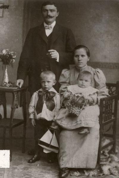 Na zdjęciu rodzina Walczaków - Fotografia powstała prawdopodobnie w 1914 roku i pochodzi z archiwum rodzinnego Petera Walczaka. 