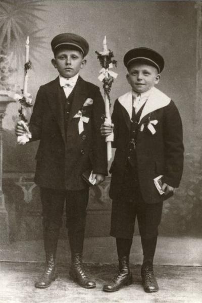 First communion - Polish migrants in Wilhelmsburg kept up their traditions and religious attachments, as can be seen here in this photo of a first communion. 