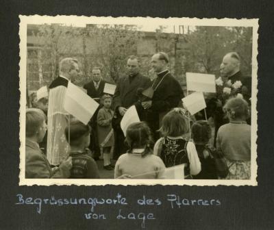 Begrüßung durch den Pfarrer aus Lage - Begrüßung durch den Pfarrer aus Lage, schwarz-weiß Fotografie, 1955, 8,5 x 13,5 cm 