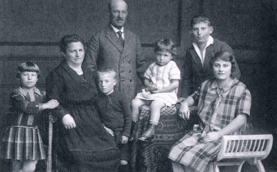 Rodzina Hirschkornów, Wawern, ok. 1928 r.  - Od lewej: Paula, Sara, Norbert, Aron, Erna, Jakob, Sophie. 