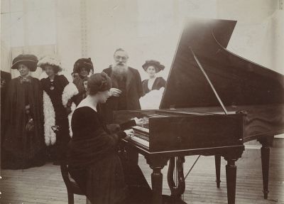 W Paryżu, rok 1908 - Wanda Landowska przy klawesynie w Pawilonie Rodina przy Placu de l’Alma z okazji uroczystości upamiętniającej Eugèna Carrière. 