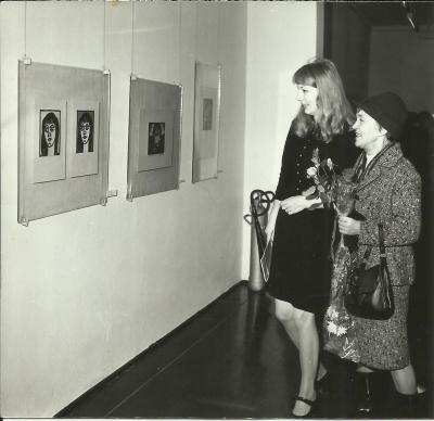 1972 - Wystawa prac Janiny Kłopockiej, organizowanej w Opolu przy okazji obchodów 50-lecia powstania ZPwN, Maria Kłopocka bratanica Janiny i Janina Kłopocka.