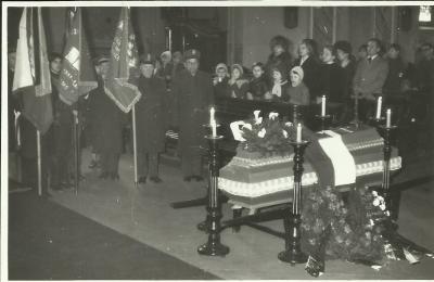 5. März 1982 r. - Olesno, trumna Janiny Kłopockiej okryta flagą narodową z Rodłem w towarzystwie pocztów sztandarowych.