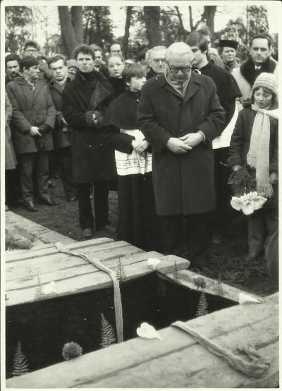 5. März 1982 - The burial in Olesno. Edmund Osmańczyk speaking at the grave.