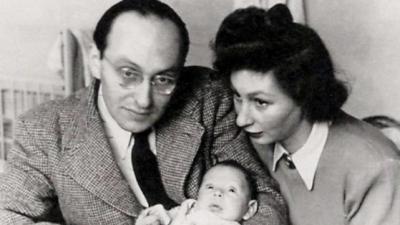 Marcel i Teofila Reich-Ranicki razem z synem Andrew, Londyn 1949 r. - Marcel i Teofila Reich-Ranicki razem z synem Andrew, Londyn 1949 r.