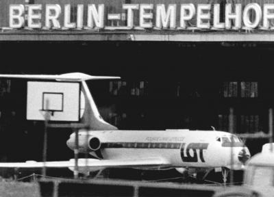 Die entführte polnische Verkehrsmaschine TU 134 - Die entführte polnische Verkehrsmaschine des sowjetische Typs TU 134 mit 62 Personen an Bord nach der Landung in Berlin Tempelhof am 30. August 1978. 