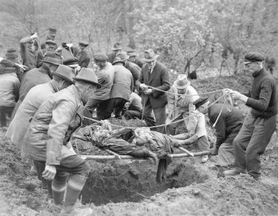 Beerdigung einer ermordeten Zwangsarbeiterin durch deutsche Zivilisten in Suttrop, 1945 - Beerdigung einer ermordeten Zwangsarbeiterin durch deutsche Zivilisten in Suttrop, 1945 