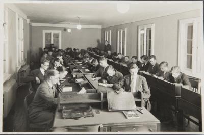 A common learning space in the Polish Grammar School in Bytom. The students at work (in the 1930s) - A common learning space in the Polish Grammar School in Bytom. The students at work (in the 1930s) 