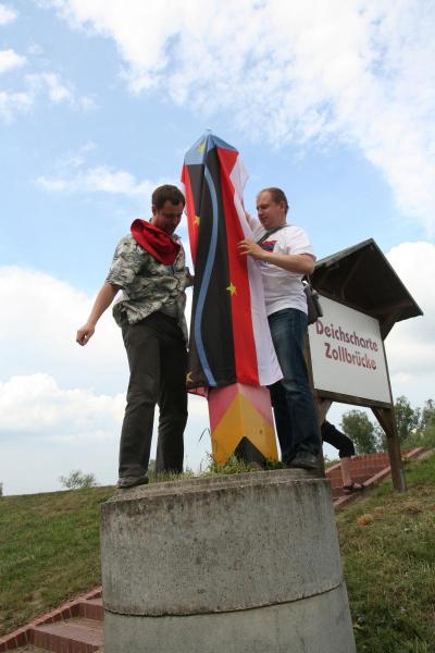 Hanging the border post with the flag of “Nowa Amerika” - Hanging the border post with the flag of “Nowa Amerika”. On the right: Andrzej Łazowski. 
