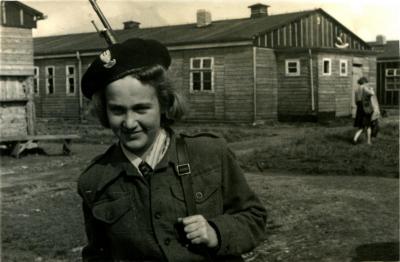 Polska żołnierka w Oberlangen - Polska żołnierka w wyzwolonym obozie jenieckim w Oberlangen koło Maczkowa, 1945 r.