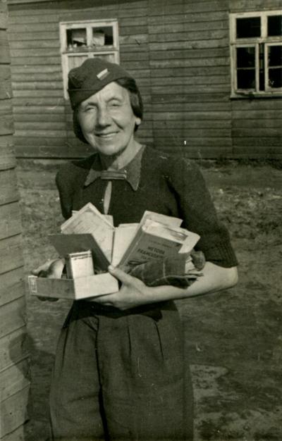 Polska żołnierka z literaturą - Polska żołnierka w wyzwolonym obozie jenieckim w Oberlangen koło Maczkowa z wypożyczoną literaturą z biblioteki, 1945 r.