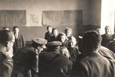 Wizytacja w polskiej szkole w Maczkowie - Wizytacja w polskiej szkole w Maczkowie, 1945 r.