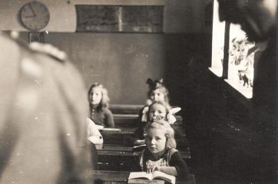 Uczniowie polskiej szkoły w Maczkowie - Uczniowie polskiej szkoły w Maczkowie, 1945 r.
