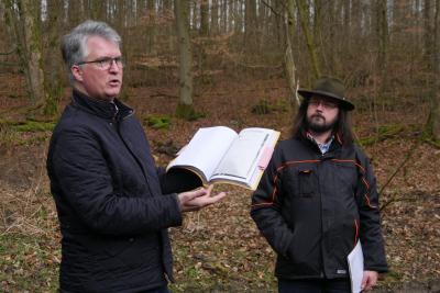 LWL-Historian Dr. Marcus Weidner used the found objects and his documents to reconstruct how the crime was committed - LWL-Historian Dr. Marcus Weidner, here at one of the shooting sites near Warstein-Suttrop, used the found objects and his documents to reconstruct how the crime was committed. 