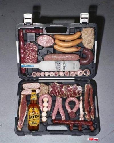 Zdj. nr 3: Walizka z wędliną i mięsem - Zmodyfikowana wersja walizki na broń, a w niej różne rodzaje wędlin i mięsa oraz butelka polskiego piwa i butelka wódki  