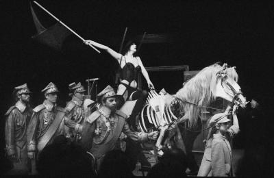 Premiera   - Scena ze sztuki ”Die Künstler sollen krepieren” (Niech sczezną artyści) Tadeusza Kantora i teatru Cricot 2. Premiera odbyła się w Norymberdze, 2 czerwca 1985 roku. 