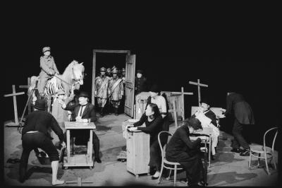 “Niech sczezną artyści” - Scena ze sztuki ”Die Künstler sollen krepieren” (Niech sczezną artyści) Tadeusza Kantora i teatru Cricot 2. Premiera odbyła się w Norymberdze, 2 czerwca 1985 roku. 