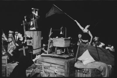 “Niech sczezną artyści” - Scena ze sztuki ”Die Künstler sollen krepieren” (Niech sczezną artyści) Tadeusza Kantora i teatru Cricot 2. Premiera odbyła się w Norymberdze, 2 czerwca 1985 roku. 